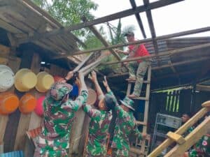 Hadir Ditengah Kesulitan Rakyat, Satgas Yonarhanud 3/YBY Bantu Perbaiki Rumah Warga