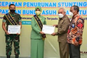 Percepat Penurunan Stunting, Pangdam VI/Mlw Dikukuhkan Sebagai Bapak Asuh Anak Stunting Oleh Gubernur Kaltim