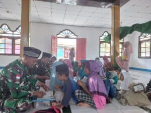 Bekali Ilmu Agama Islam, Satgas Yonif RK 136/TS Ajari Mengaji Anak-Anak Papua Barat