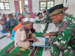 Bekali Ilmu Agama Islam, Satgas Yonif RK 136/TS Ajari Mengaji Anak-Anak Papua Barat