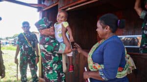 Rombongan Pangdam XVII/Cenderawasih Dan Bupati Nduga Borong Dagangan Mama Papua di Kenyam