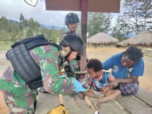 Tingkatkan Kualitas Kesehatan Di Papua, Satgas 303 Lakukan Pengobatan Ke Rumah Warga