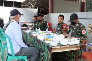 Sambut HUT ke 77 TNI, Satgas Pamtas Yonif 645/GTY Gelar Bakti Sosial Pengobatan Massal Gratis di Perbatasan