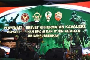 Danpussenkav Sematkan Brevet Kehormatan Kavaleri Kepada Pejabat BPK RI dan Kemhan RI