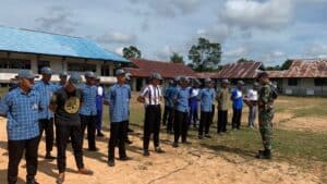 Personel Satgas Pamtas Yonarmed 19/105 Tarik Bogani Latih Siswa SMAN 1 Badau Lomba PBB HUT ke 77 TNI