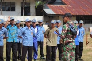 Personel Satgas Pamtas Yonarmed 19/105 Tarik Bogani Latih Siswa SMAN 1 Badau Lomba PBB HUT ke 77 TNI