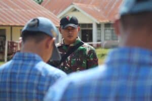 Personel Satgas Pamtas Yonarmed 19/105 Tarik Bogani Latih Siswa SMAN 1 Badau Lomba PBB HUT ke 77 TNI