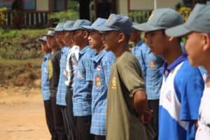 Personel Satgas Pamtas Yonarmed 19/105 Tarik Bogani Latih Siswa SMAN 1 Badau Lomba PBB HUT ke 77 TNI