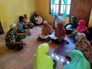 Jelang Lomba Qasidah Rebana, Satgas Yonarmed 1 Kostrad Latihkan Ibu-Ibu Desa Negeri Lima Alat Musik Rebana