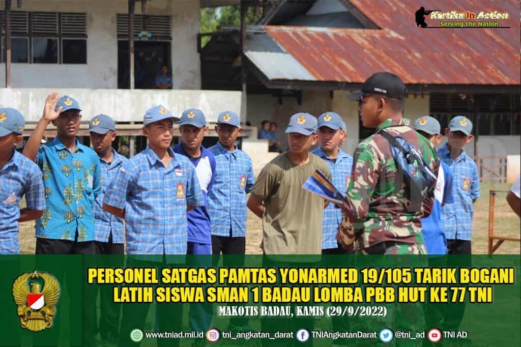Personel Satgas Pamtas Yonarmed 19/105 Tarik Bogani Latih Siswa SMAN 1 Badau Lomba PBB HUT ke 77 TNI