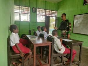 Pentingnya Cinta NKRI, Satgas Yonif 711/Rks Bekali Wasbang Siswa SD di Papua