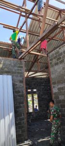 Peduli Sesama, Satgas Yonarmed 1 Kostrad Bantu Perbaiki Rumah Dinas Pendeta Sahulau
