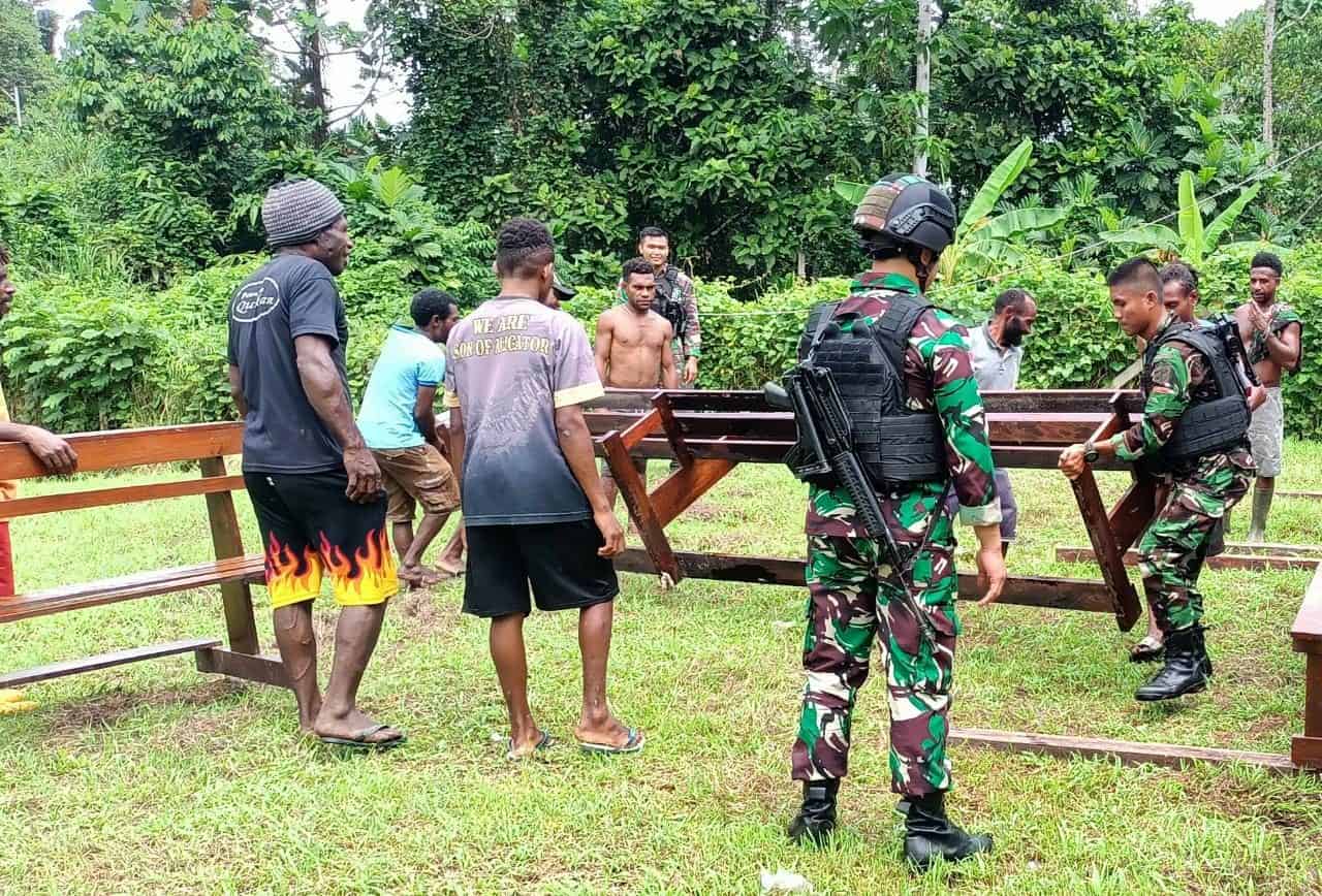Atap Gereja Ambruk, Satgas Pamtas Yonif 711/Rks Bersama Warga Lakukan Pembersihan
