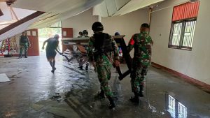 Atap Gereja Ambruk, Satgas Pamtas Yonif 711/Rks Bersama Warga Lakukan Pembersihan