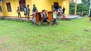 Atap Gereja Ambruk, Satgas Pamtas Yonif 711/Rks Bersama Warga Lakukan Pembersihan