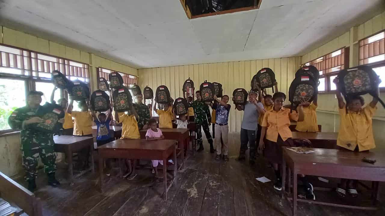 Bawa Kebahagiaan Bagi Pelajar Papua, Pantas Yonif 126/KC Bagikan Perlengkapan Sekolah