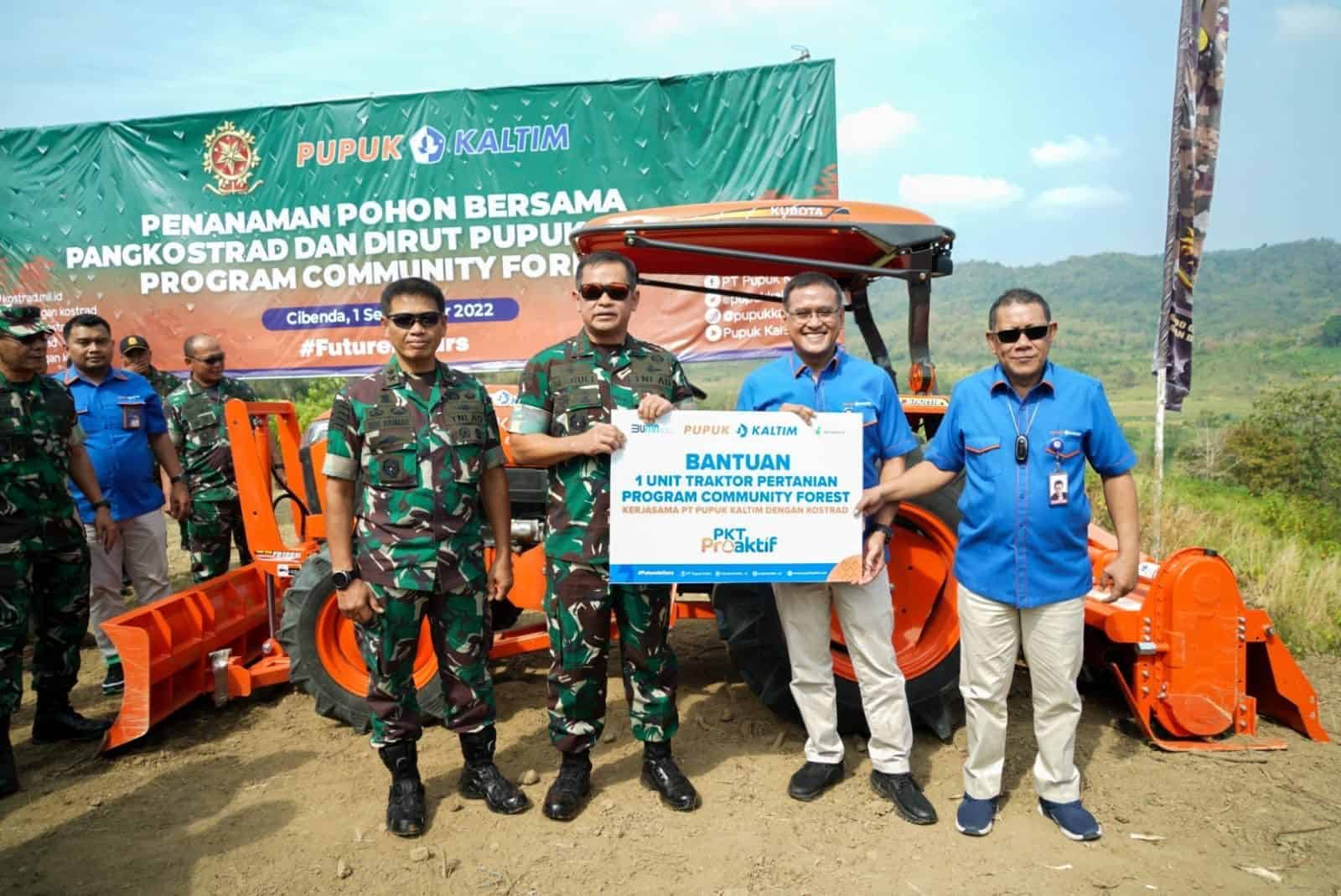 Penanaman Pohon Bersama Pangkostrad dan Dirut Pupuk Kaltim Program Community Forest