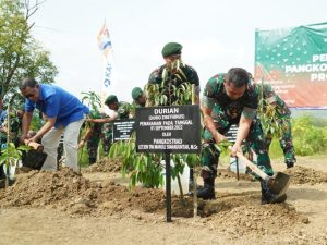 Penanaman Pohon Bersama Pangkostrad dan Dirut Pupuk Kaltim Program Community Forest