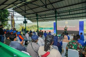 Penanaman Pohon Bersama Pangkostrad dan Dirut Pupuk Kaltim Program Community Forest