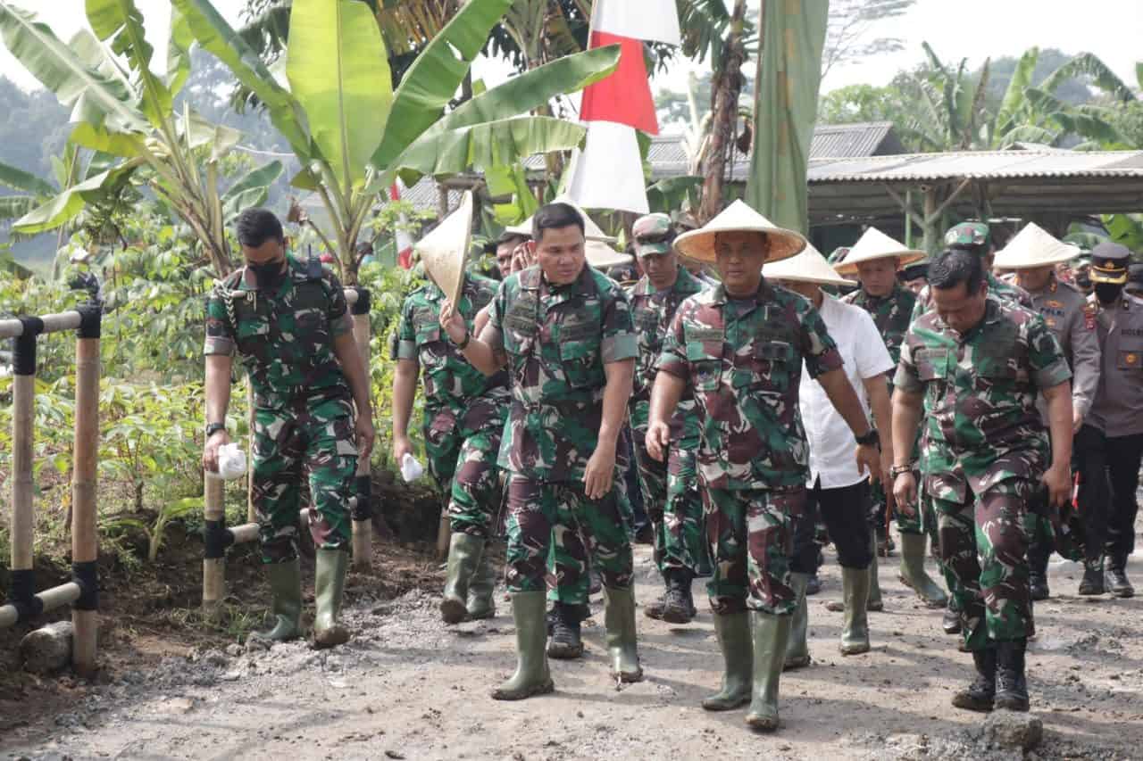 Danrem 052/Wkr Dampingi Pangdam Jaya Tinjau Perkembangan Program Food Estate Di Tangerang