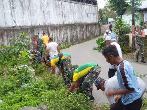 Gelar Jumat Bersih, Cara Satgas Yonarmed 1 Kostrad Tingkatkan Kemanunggalan TNI dengan Rakyat