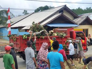 Gelar Jumat Bersih, Cara Satgas Yonarmed 1 Kostrad Tingkatkan Kemanunggalan TNI dengan Rakyat