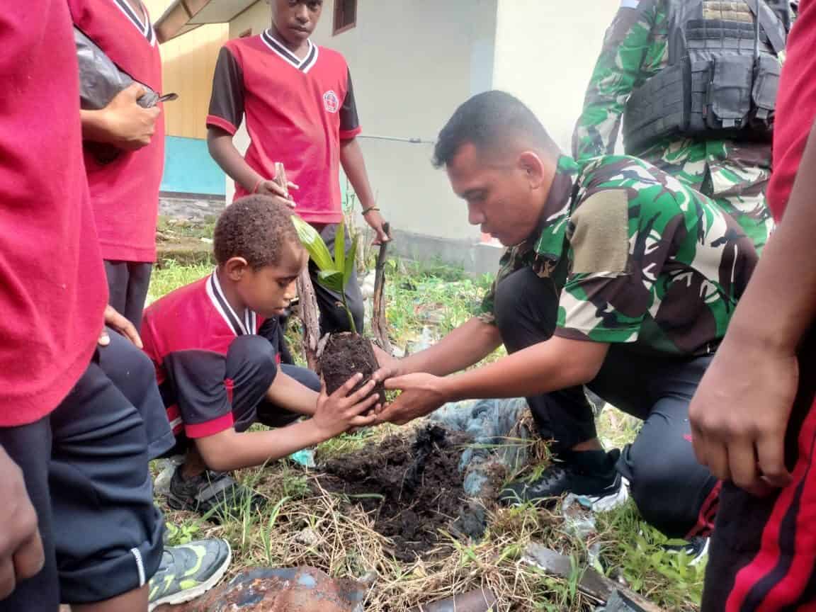 Tanamkan Cinta Lingkungan Sejak Dini, Satgas Pamtas Yonif R 142/KJ Ajak Pelajar Papua Tanam Pohon Pinang