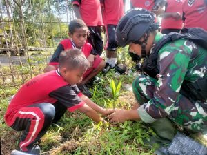 Tanamkan Cinta Lingkungan Sejak Dini, Satgas Pamtas Yonif R 142/KJ Ajak Pelajar Papua Tanam Pohon Pinang