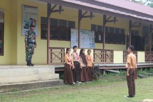 Satgas Pamtas Yonarmed 19/105 Trk Bogani Latih Siswa Sekolah Pengobatan Bendera