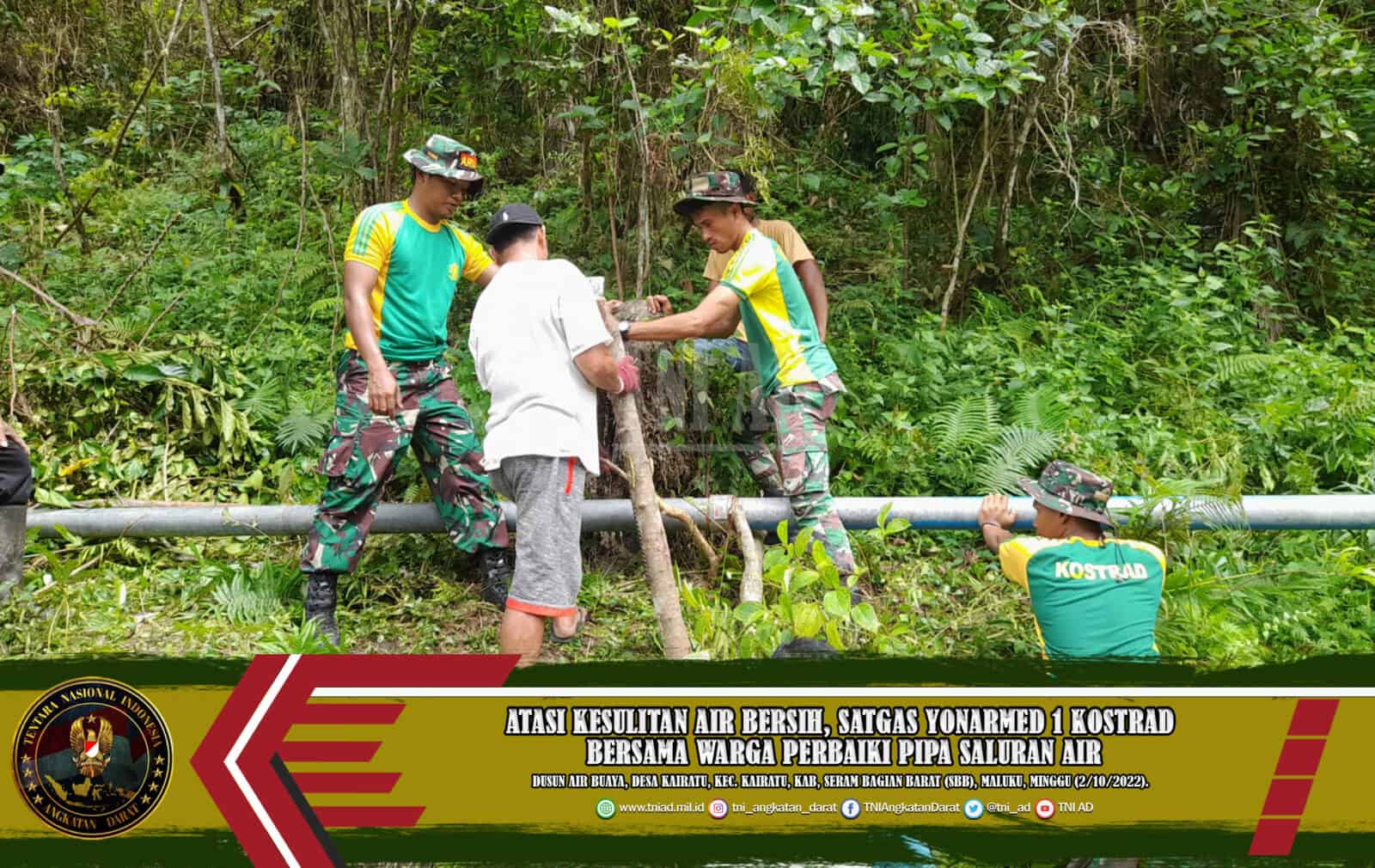 Atasi Kesulitan Air Bersih, Satgas Yonarmed 1 Kostrad bersama Warga Perbaiki Pipa Saluran Air