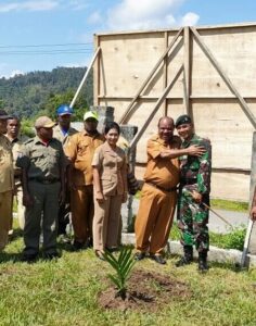 Jaga Kelestarian Makanan Khas Papua, Satgas Yonif R 142/KJ Tanam Bibit Pinang Bersama Pemkab Yalimo