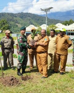 Jaga Kelestarian Makanan Khas Papua, Satgas Yonif R 142/KJ Tanam Bibit Pinang Bersama Pemkab Yalimo