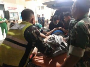 Kerahkan Personel dan Materiil, TNI AD Bantu Evakuasi Korban Kerusuhan Kanjuruhan
