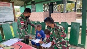Satgas Yonif 711/Rks Ajari Baca Tulis Anak-Anak Kampung Suskun, Papua