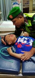 Sisi Lain Kerusuhan Kanjuruhan, Prajurit TNI AD Selamatkan Personel Polri dan Balita