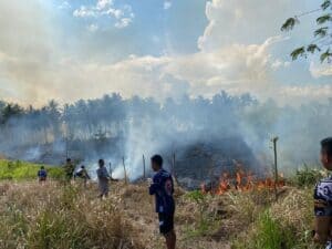 Peduli Lingkungan, Satgas Yonarhanud 3/Yby Padamkan Api Kebakaran Lahan