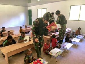 Peduli Pendidikan Anak Papua, Satgas Yonif 303/SMS Bangun Rumah Baca dan Tulis di Distrik Wuloni