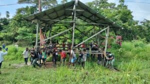 Satgas Pamtas RI-PNG Yonif 711/Rks Bantu Pindahkan Rumah Panggung Milik Warga Kampung Pitewi, Papua