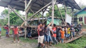 Satgas Pamtas RI-PNG Yonif 711/Rks Bantu Pindahkan Rumah Panggung Milik Warga Kampung Pitewi, Papua
