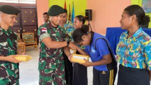 Peringati Hari Jadi ke-77 TNI, Satgas Yonif RK 136/TS Gelar Berbagai Aksi Sosial di Teluk Wondama