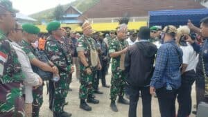 Usai Pimpin Upacara HUT Ke-77 TNI Di Paniai, Pangdam XVII/Cenderawasih Gelar Adat Bakar Batu Bersama Masyarakat