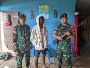 Tepat di HUT ke-77 TNI, Satgas Yonarmed 1 Kostrad Terima 3 Pucuk Senpi Rakitan dan Puluhan Amunisi dari Warga