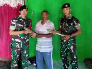 Tepat di HUT ke-77 TNI, Satgas Yonarmed 1 Kostrad Terima 3 Pucuk Senpi Rakitan dan Puluhan Amunisi dari Warga