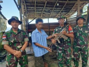 Tepat di HUT ke-77 TNI, Satgas Yonarmed 1 Kostrad Terima 3 Pucuk Senpi Rakitan dan Puluhan Amunisi dari Warga