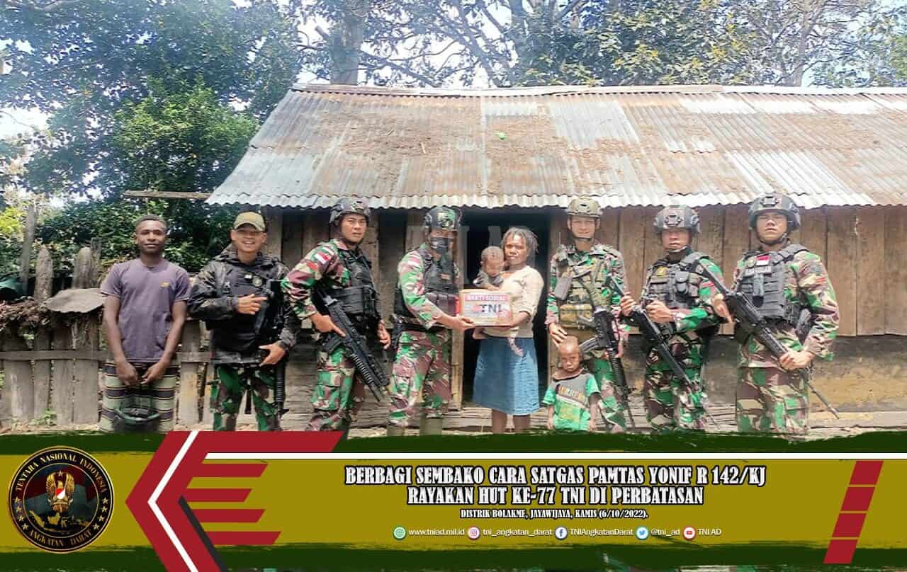 Berbagi Sembako Cara Satgas Pamtas Yonif R 142/KJ Rayakan HUT ke-77 TNI di Perbatasan