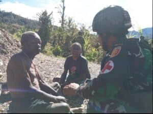 Satgas Yonif R 321/GT/13/1 Kostrad Berikan Pelayanan Kesehatan Gratis Kepada Masyarakat di Pegunungan Tengah Papua