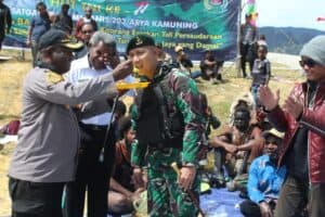 Meriahkan HUT Ke 77 TNI Di Lanny Jaya, Satgas Yonif Mekanis 203/AK Gelar Bakar Batu
