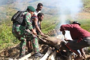Meriahkan HUT Ke 77 TNI Di Lanny Jaya, Satgas Yonif Mekanis 203/AK Gelar Bakar Batu