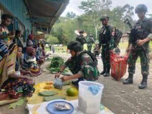 Bantu Perekonomian, Satgas Yonif R 142/KJ Beli Hasil Kebun Warga
