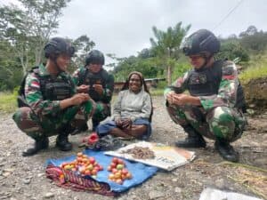 Bantu Perekonomian, Satgas Yonif R 142/KJ Beli Hasil Kebun Warga
